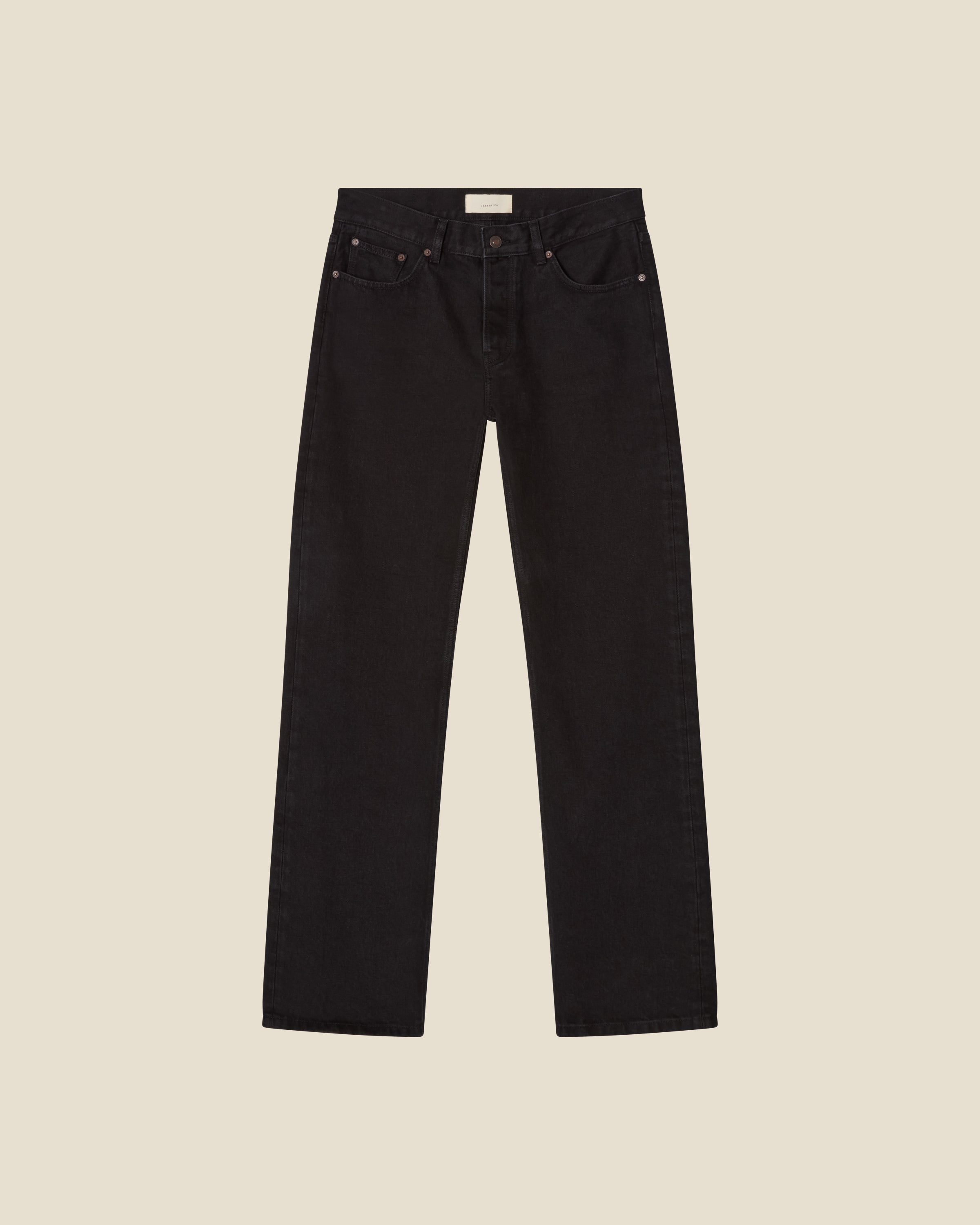 Arrow Black Rinse flat (beige background)