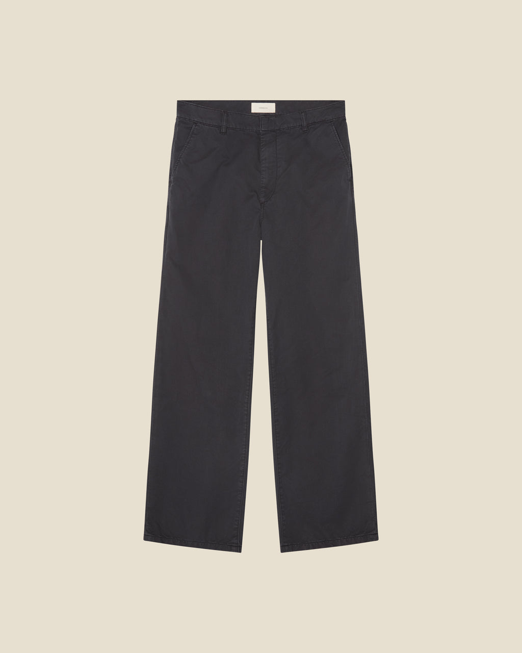 Genua Chino Black Rinse flat (beige background)