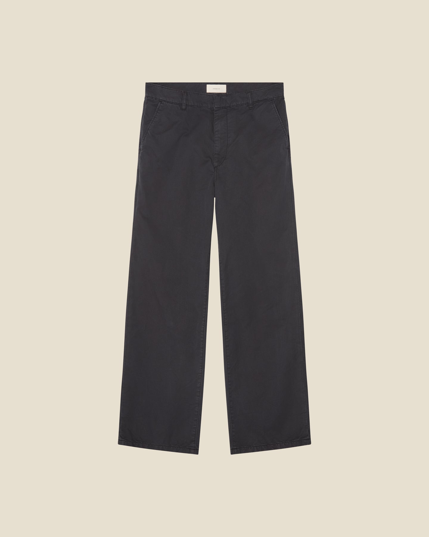 Genua Chino Black Rinse flat (beige background)