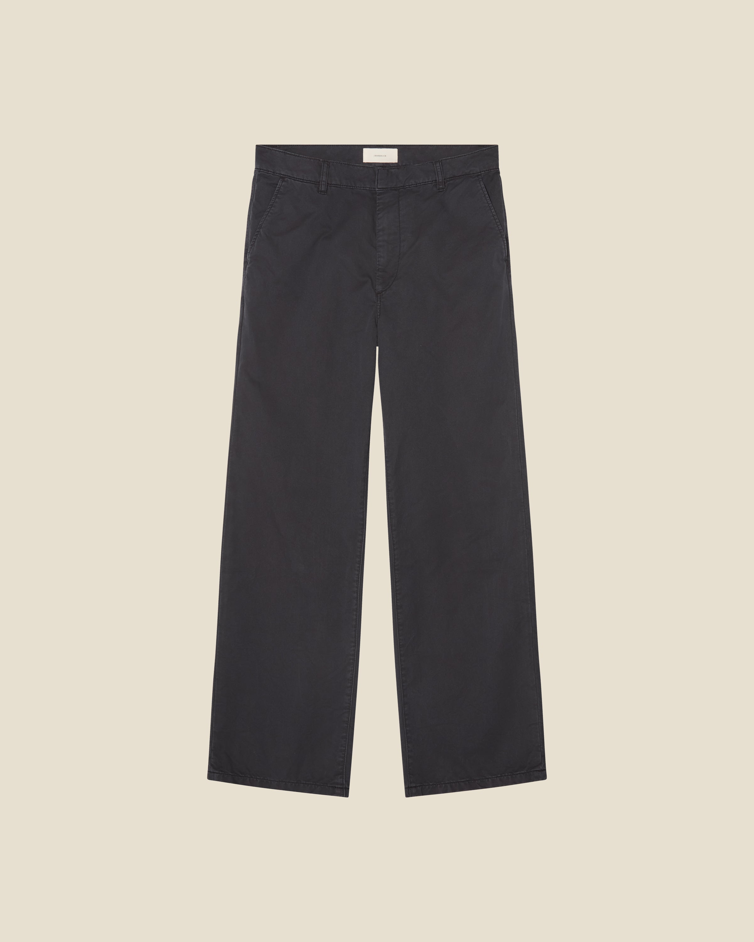 Genua Chino Black Rinse flat (beige background)