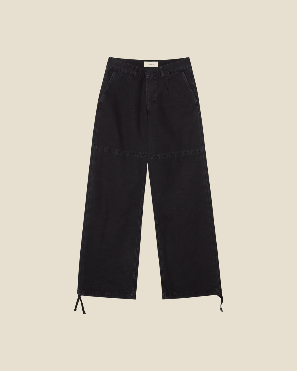 Mina Grey Black flat (beige background)