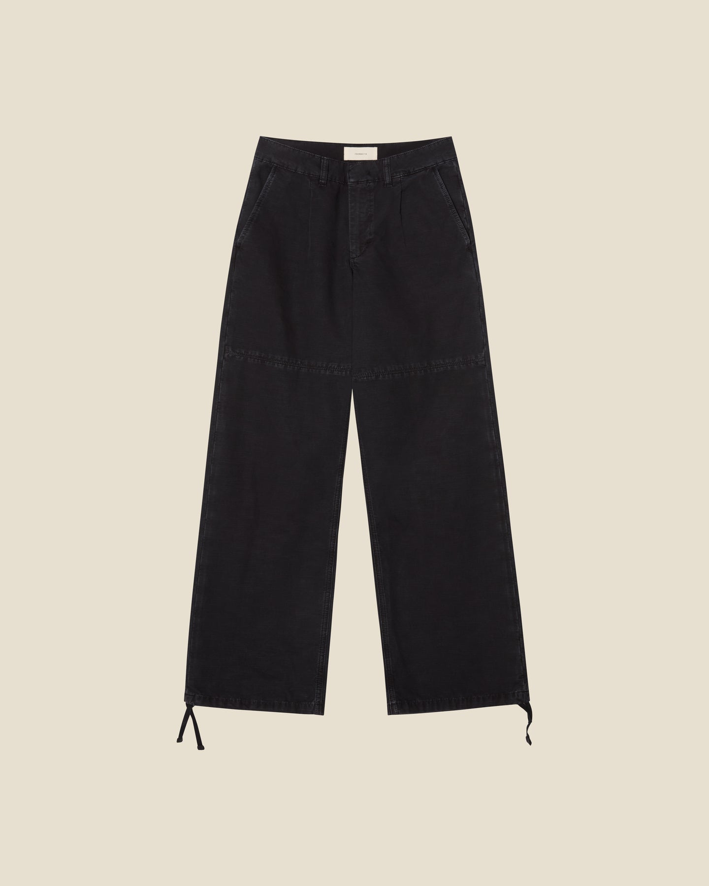 Mina Grey Black flat (beige background)