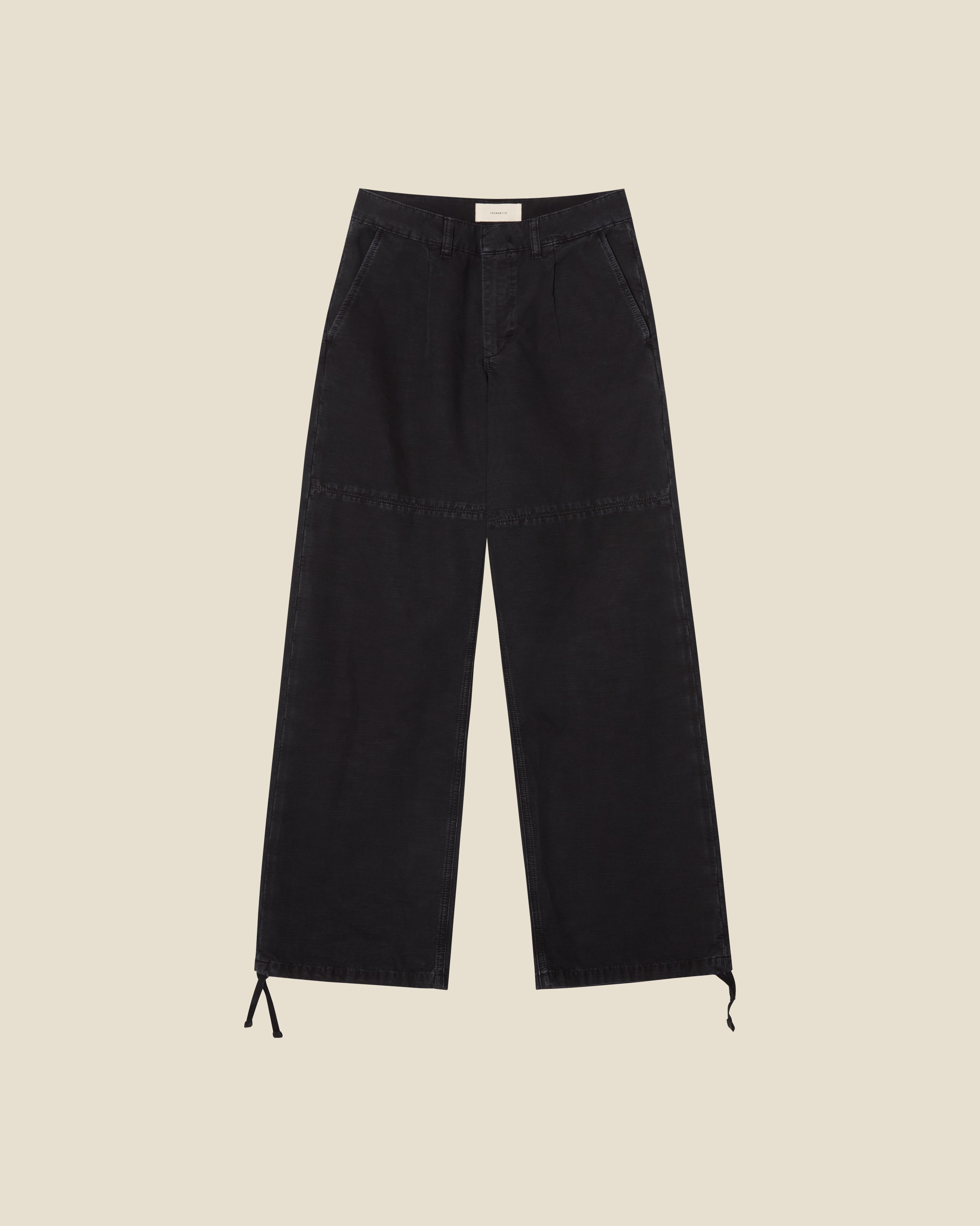 Mina Grey Black flat (beige background)